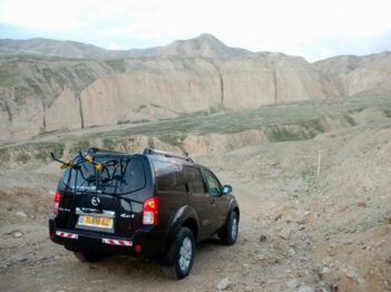 לאורך מצוק ההעתקים