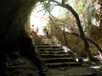 נחל המערה ומערת התאומים