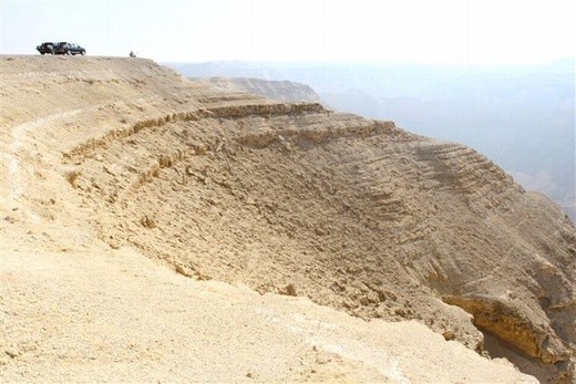 מעל נחל חימר.