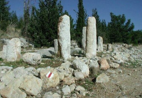 אבני המיל בשולי הדרך הרומית. צילום יואב קווה