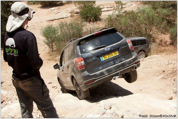 תרגול ירידה טכנית ושפ"צ במהלך קורס נהיגה עם יואב קווה. בתמונה: סובארו פורסטר