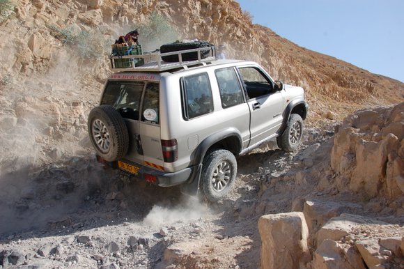 מעלה עוזי מהצנחנים