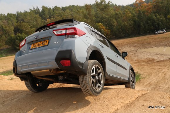 סובארו XV שטח גלגל באוויר