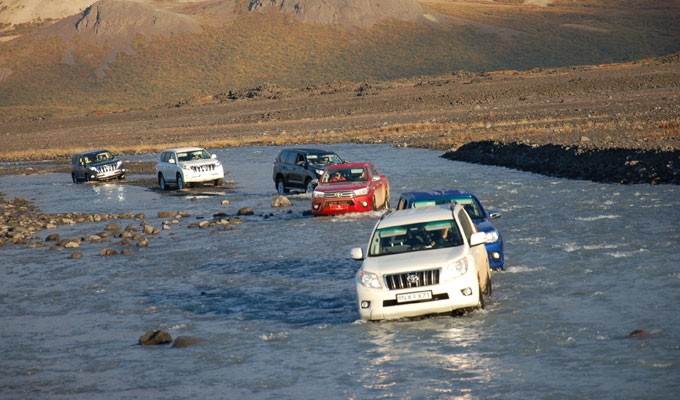 חצייה מים ג'יפים טויוטה לנדקרוזר