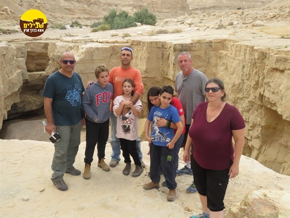 30-11-18הורה וילד מרפסת צין