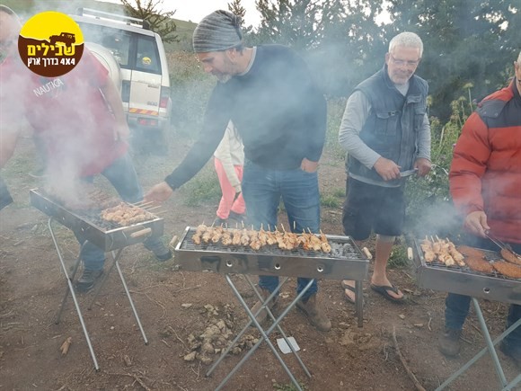 מנגל על האש