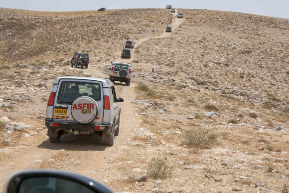 שיירה ג'יפים שביל מסע לנדרובר