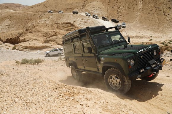 לנדרובר לנד רובר דיפנדר גלגל באוויר