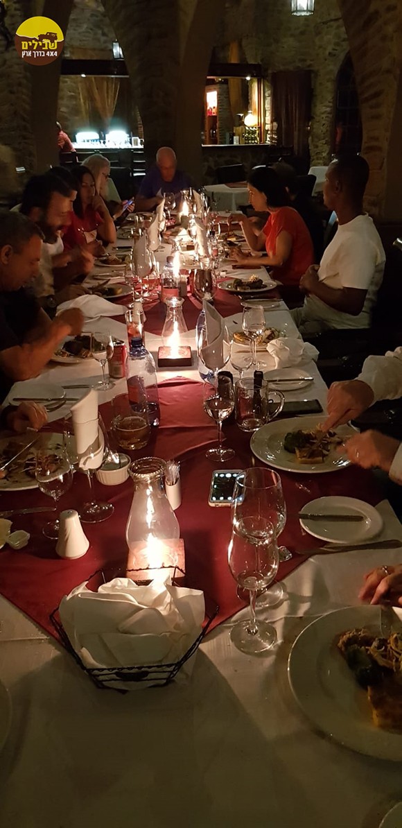 ארוחה שולחן אוכל אנשים