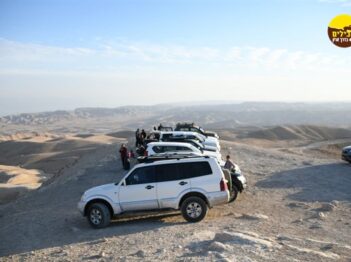 מרסבא הרים מדבר נוף ג'יפים שיירה