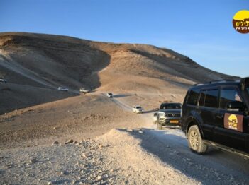 מרסבא הרים מדבר נוף ג'יפים שיירה