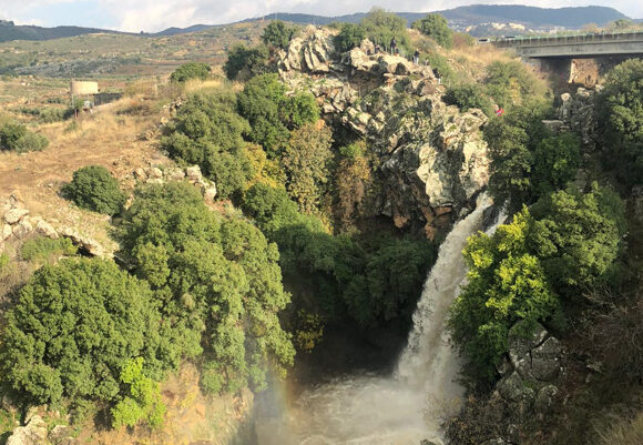 מפל מים נוף