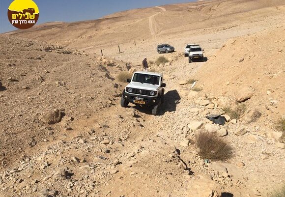 שיירה ג'יפים מעלה עליה