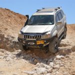 מורד ירידה טויוטה לנדקרוזר מדרגות אבנים סלעים