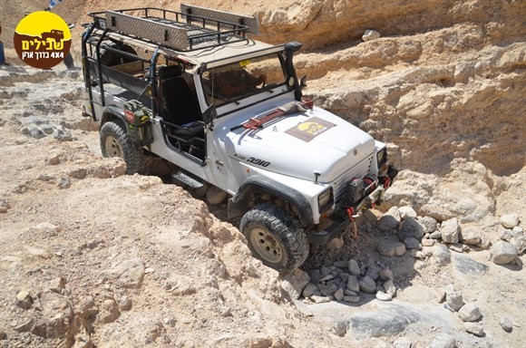 מורד ירידה ג'יפ סופה מדרגות אבנים סלעים