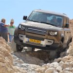 מורד ירידה לנדרובר דיפנדר מדרגות אבנים סלעים