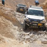 טויוטה פראדו מעלה עליה אבנים סלעים מדרגה