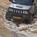 סוזוקי ג'ימני ג'ימיני מעלה עליה אבנים סלעים