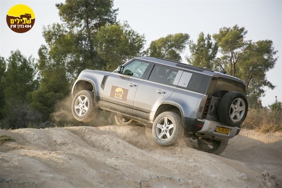 לנדרובר דיפנדר מבחן שטח גלגל באוויר