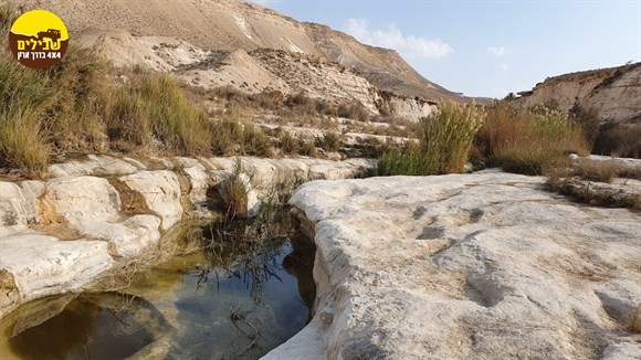 נוף מדבר מים נקיק