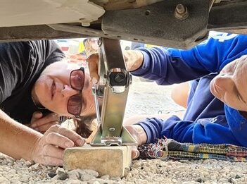 עצמאית בשטח ג'ק מגבה החלפת גלגל