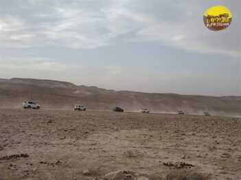 עצמאית בשטח שיירה