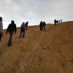 עליה אנשים הולכים מעלה תוואי