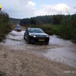 מים עמוקים מעבר שלולית ג'יפ גראנד צ'ירוקי