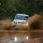 לנדרובר דיפנדר מעבר מים בוץ