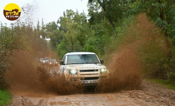 לנדרובר דיפנדר מעבר מים בוץ