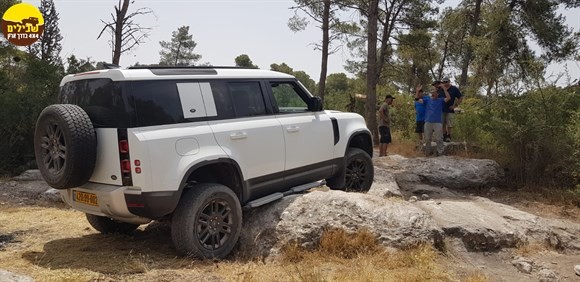 יער אשתאול. לנדרובר דיפנדר חדש מרווח גחון סלע