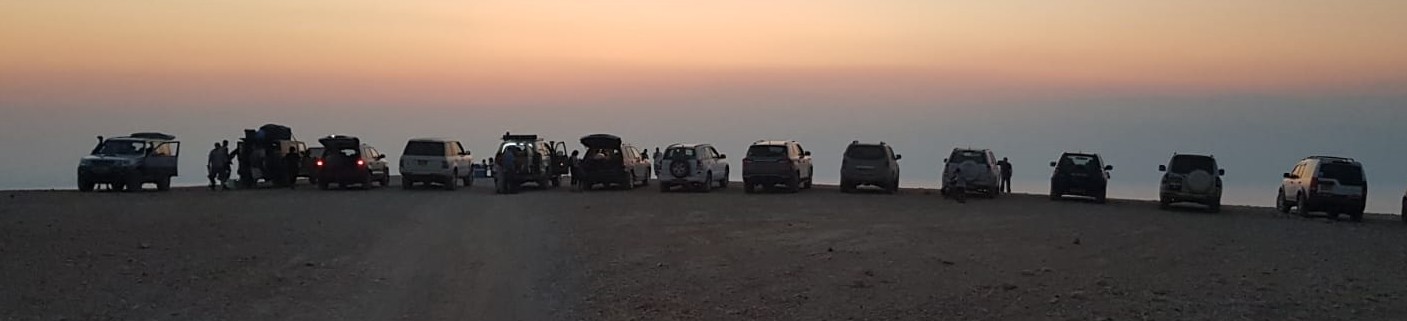 ג'יפים שורה שיירה שקיעה