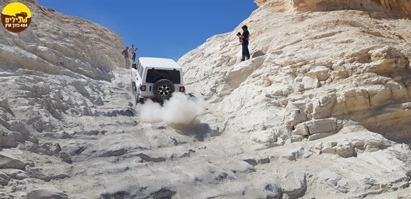 מעלה עשוש ג'יפ רנגלר רוביקון טיפוס עליה סלעים סלע