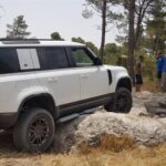 מעלה הנחמד המעלה הנחמד לנדרובר דיפנדר לנד רובר חדש סלע מדרגה