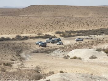 שיירה מדבר רכבים אווירה אוירה נוף מעלה עליה