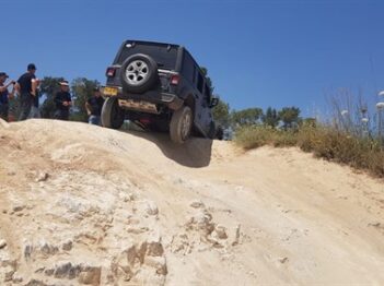 מוסמך שטח 12 ג'יפ רנגלר מעלה עליה גלגל באוויר