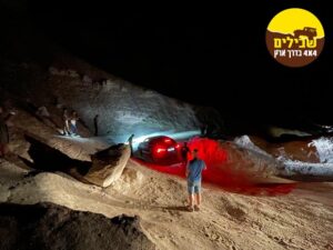 טיול לילה סדום לילה אורות פנסים שיירה ג'יפים