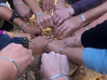 עצמאית בשטח 12-21 עצמאיות ידיים אנשים חבורה קבוצה נשים