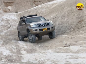 עצמאית בשטח 12-21 עליה מעלה טויוטה לנדקרוזר