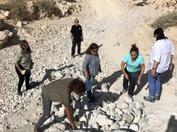 עצמאית בשטח 12-21 בנייה מדרגה אבנים אנשים