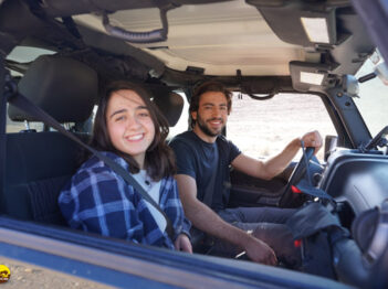 דנה ושור זוג חיוך טיול צעירים